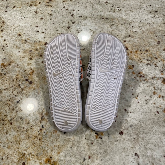 Nike Men’s Slides Size 9! - Picture 4 of 4